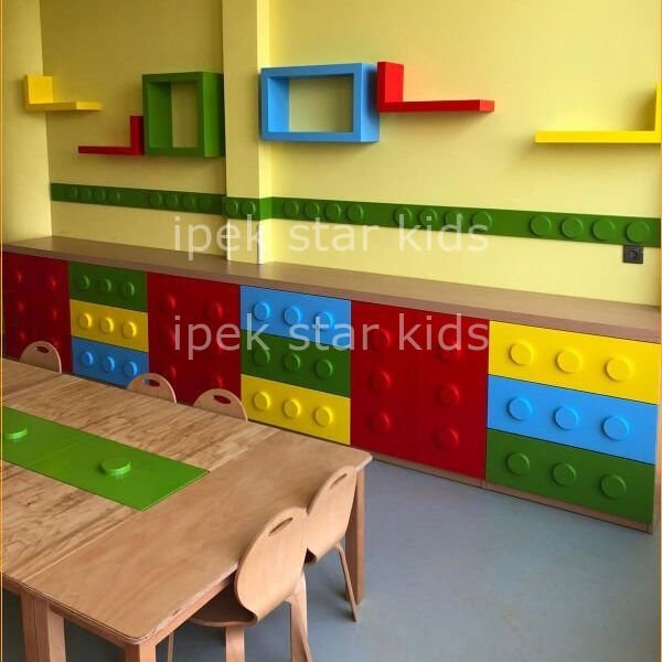 Anaokulu lego temalı sınıf dekorasyonu ahşap kontra masa ve sandalye