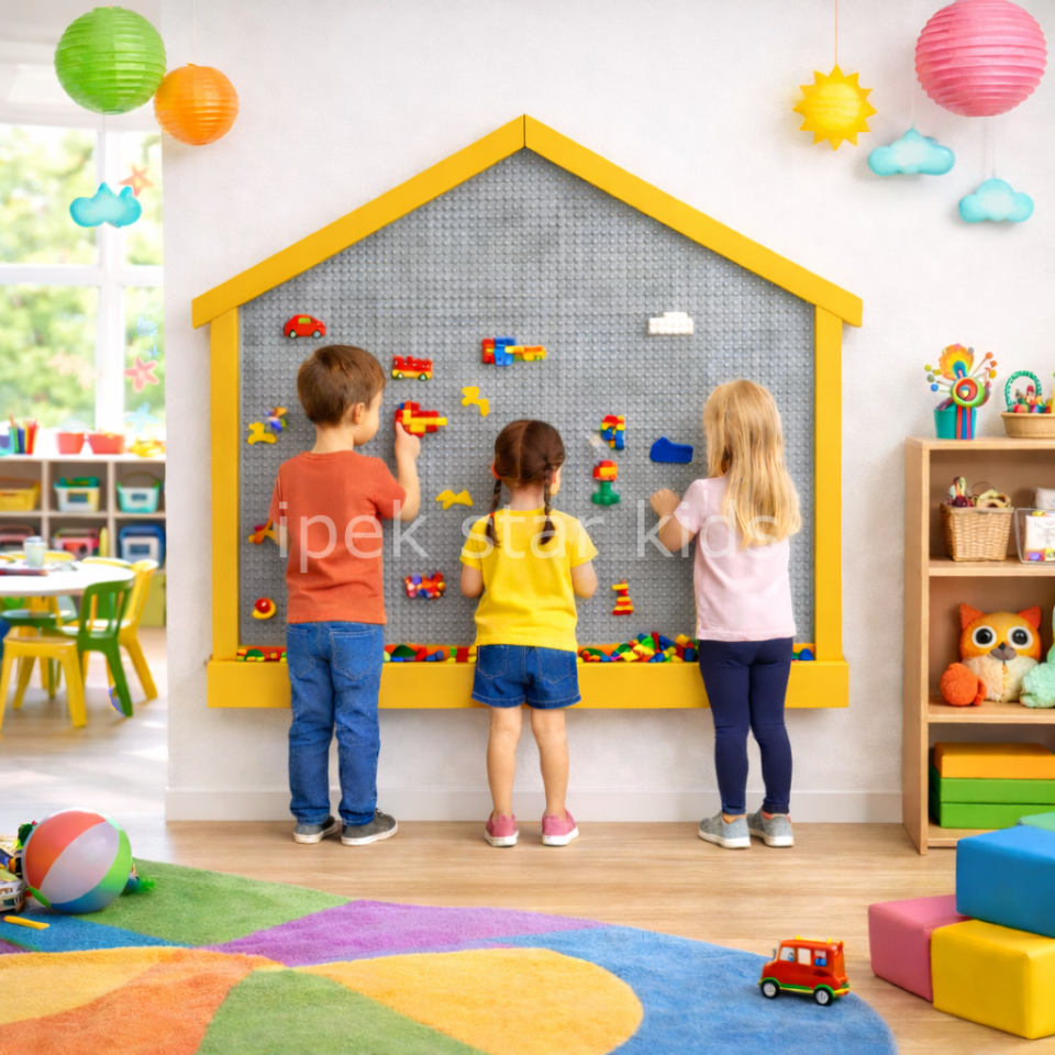 Çatılı Lego Oyun Duvarı – Anaokulu Aktivite Paneli